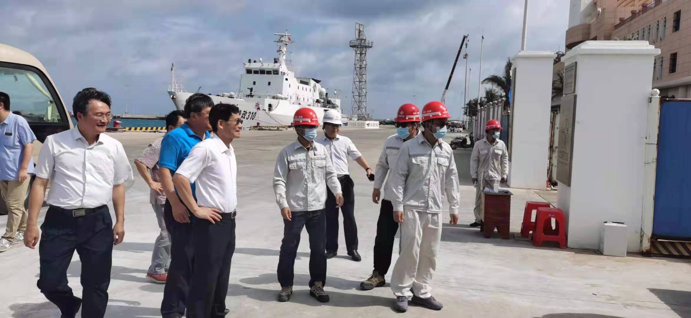 海南省省委常委、常務(wù)副省長(cháng)沈丹陽(yáng)蒞臨馳大建筑工程有限公司承接的三沙主權廣場(chǎng)調研指導